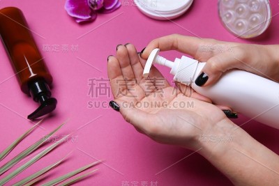将粉底涂于手上