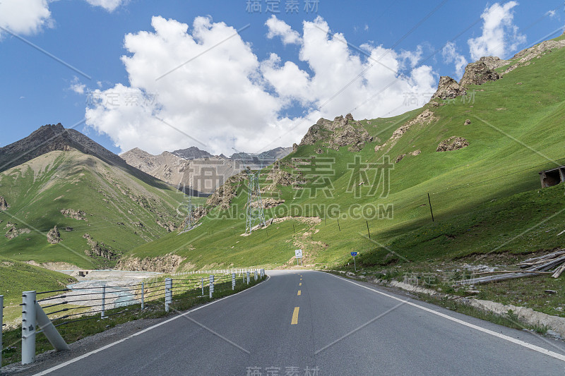 高速公路与山区和草原在中国新疆，在夏季