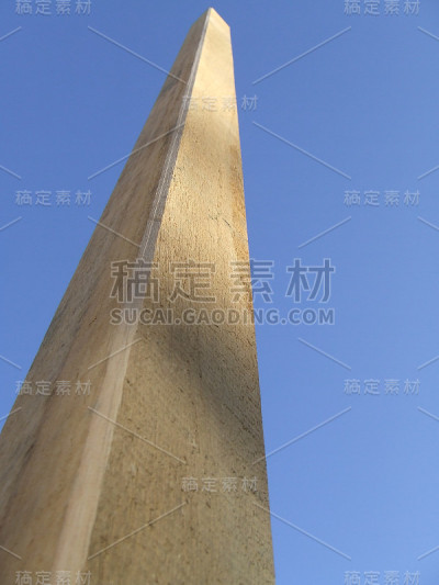 木桩直插蓝天