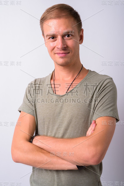 白色背景下的年轻男子肖像
