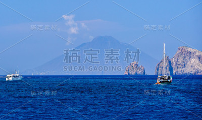 意大利Panarea附近的海景。