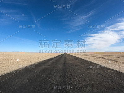 中国西北部的沙漠道路