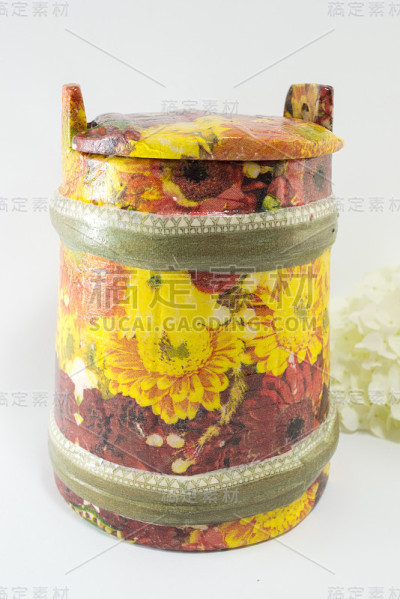 剪纸装饰花图案罐上的白色背景