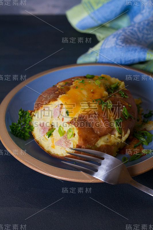 两次烤土豆配培根，奶酪和葱。土豆在夹克