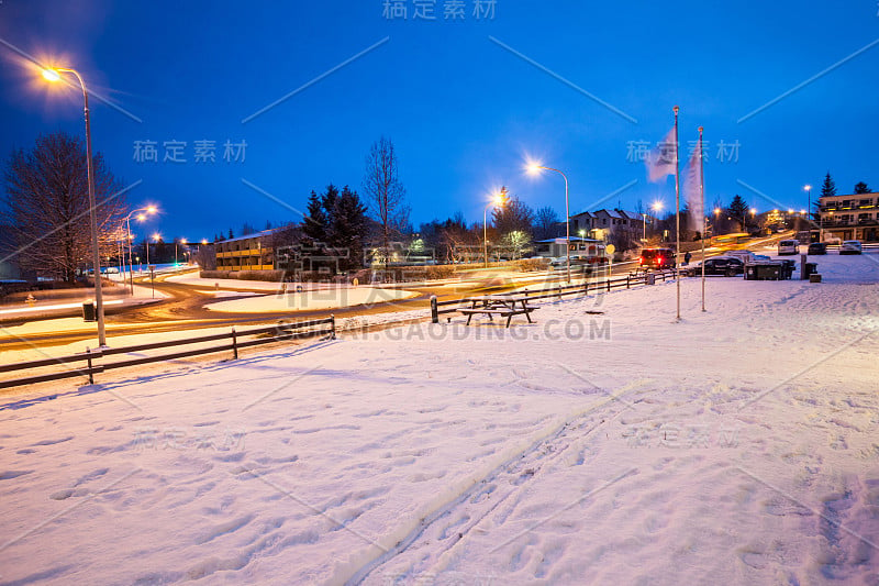 雷克雅未克市旅馆窗外的冰雪在冬天