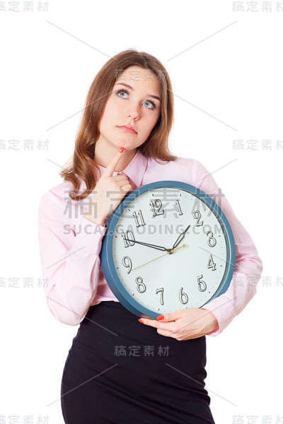 手里拿着钟的女人在思考。