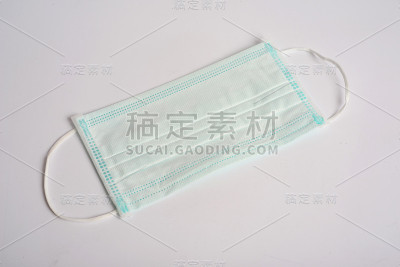 用一次性卫生口罩盖住口鼻