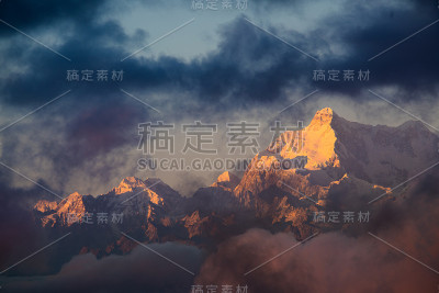 壮观的风景康城章嘉山在阳光的照射下五颜六色