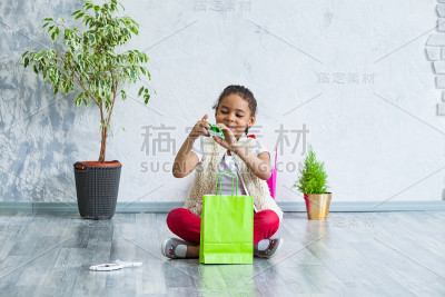快乐的非洲女孩与购物袋
