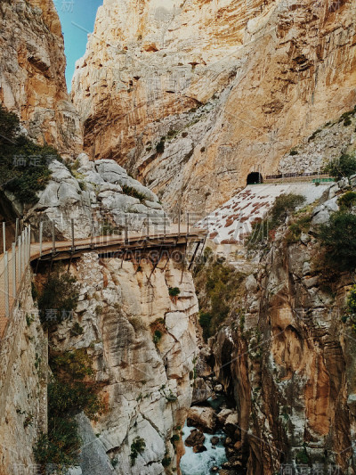 世界上最危险的小径之一“国王之路”(El Caminito del Rey)的广角人行道于2015年