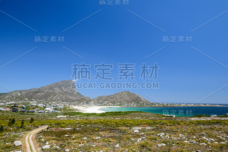 普林格尔湾的美丽景色，一个位于开普敦附近福斯湾东部44号公路沿线的海滩小村庄。前景是丛林，背景是Ha