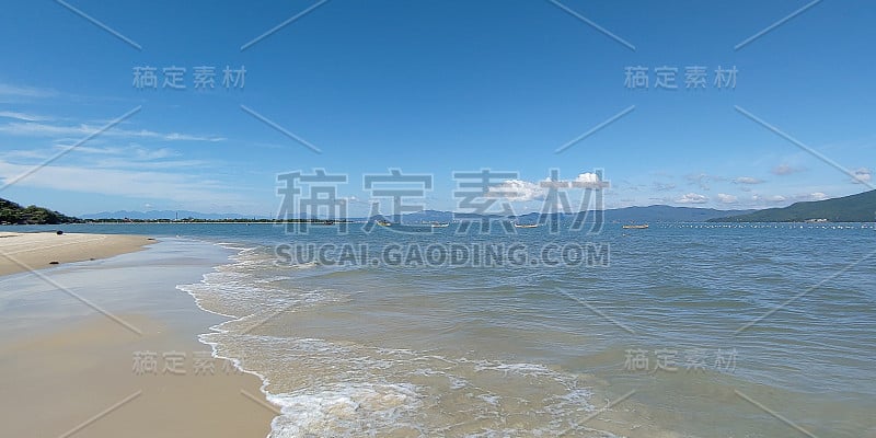 美丽的海在Forte海滩Florianópolis，圣卡塔琳娜。