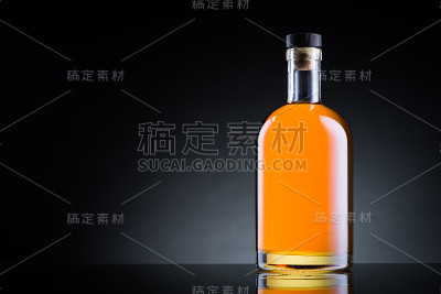 威士忌酒瓶在黑色玻璃表面
