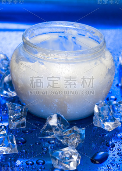 装有冰的化妆品保湿霜