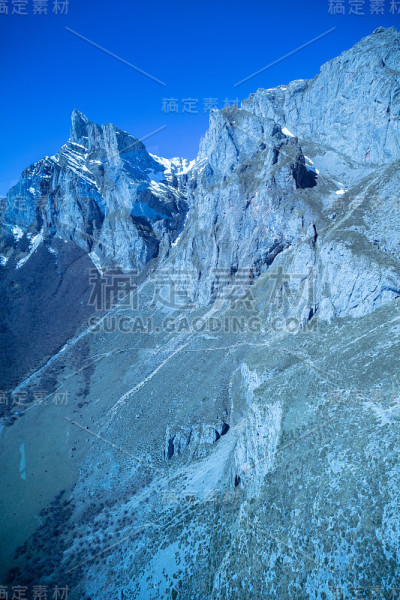 从缆车上看到的山脉。欧洲的山峰(Picos de Europa)国家公园。富恩特德，坎塔布里亚，西班