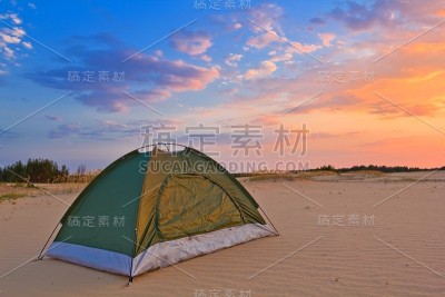 晚上在沙漠里搭一个旅游帐篷