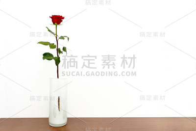 桌上花瓶里的红玫瑰