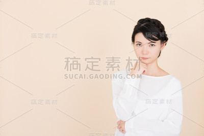 有麻烦的年轻女人