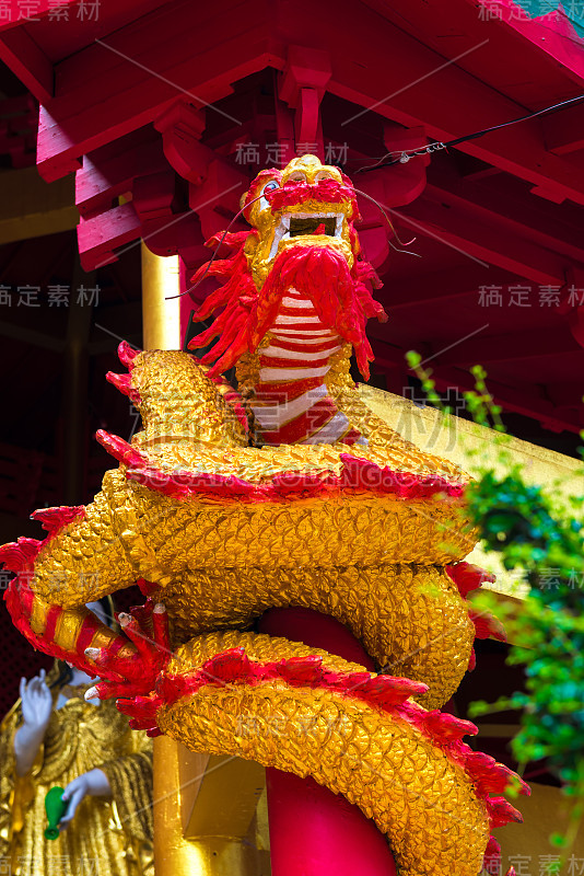 美丽的黄色鲜亮的中国龙——这个国家的传统象征