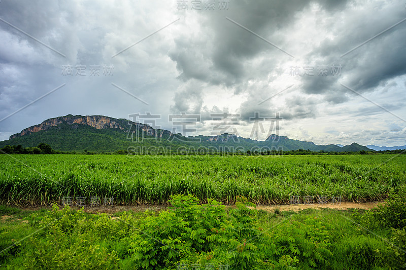 在雨季高山和天空