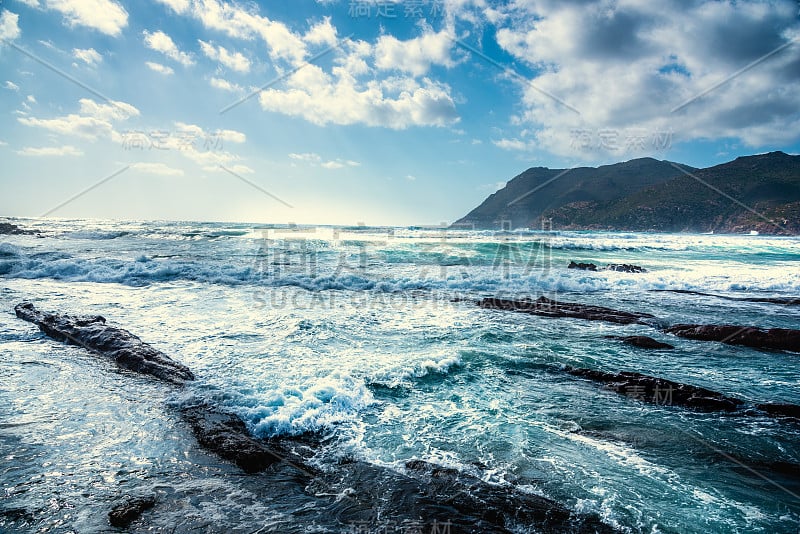 在多云的天空下，费罗港海滩波涛汹涌