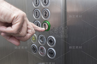 食指在电梯里按了零层的按钮