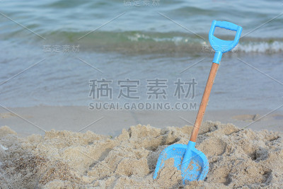 孩子们在海滩上铲土