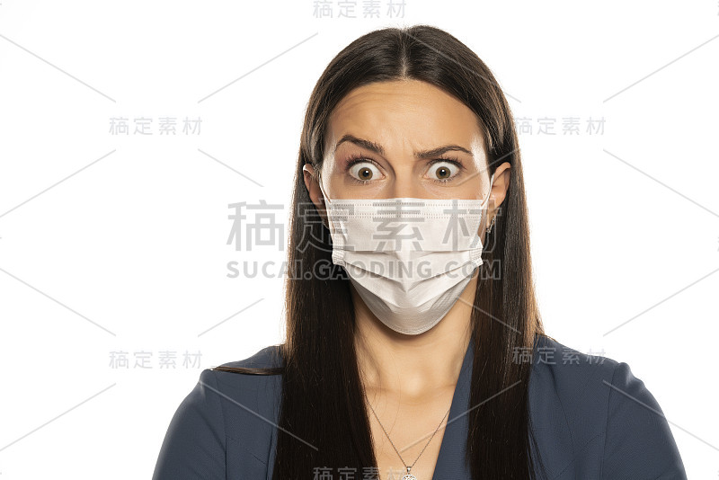 美丽惊讶的女人，脸上戴着防护面具