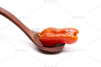 木勺上放红辣椒