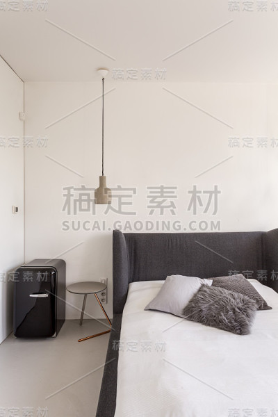 卧室有床和小型冰箱