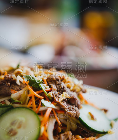 传统的越南食物在餐馆