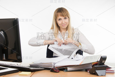 女商人拿着日程表撕纸
