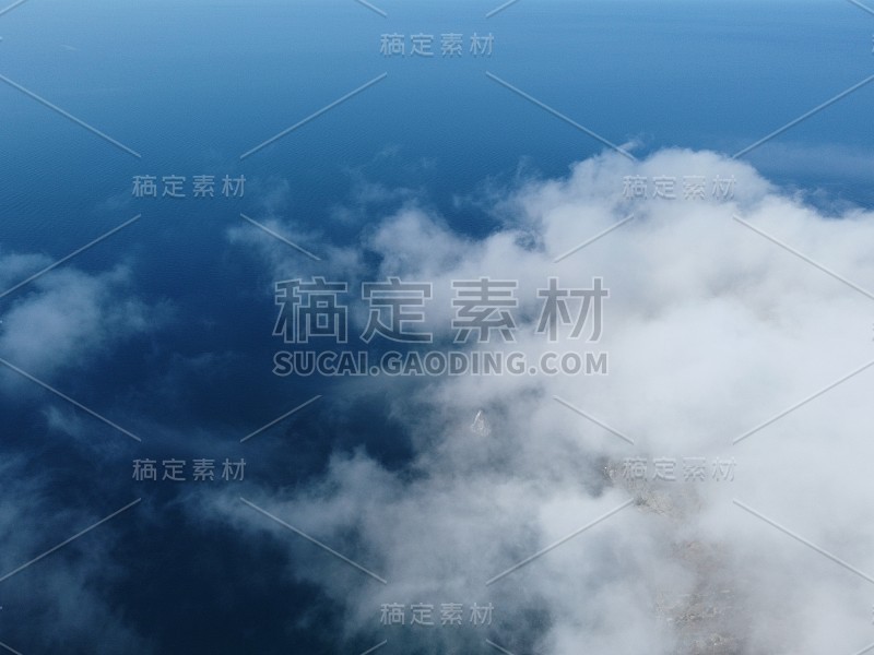 抽象的空中自然夏季海洋日落海洋和天空背景。自然天空由蓬松的积云组成。天空置换复合材料。假日、度假、休