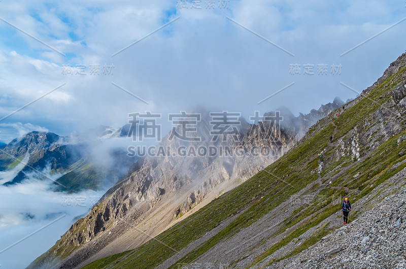 在奥地利勒赫特阿尔卑斯山脉徒步旅行的女性