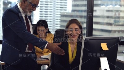 高级经理给年轻女工提供建议。