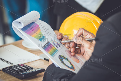 商务人士在会议上讨论时用铅笔指着商业文件