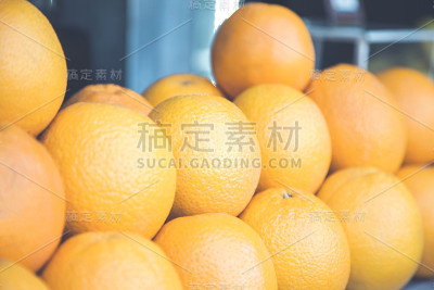 街上的橘子