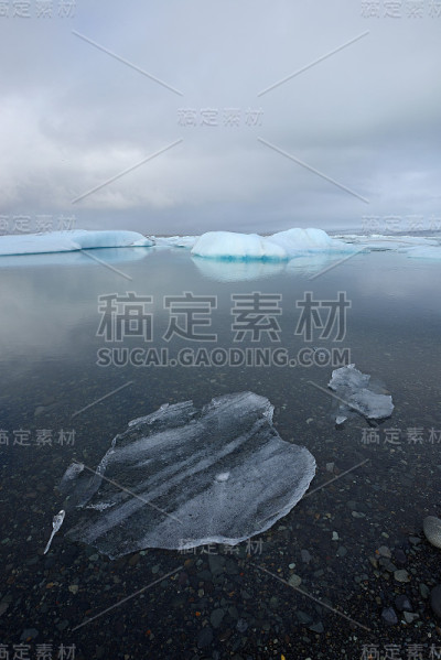 冰山漂浮在湖中