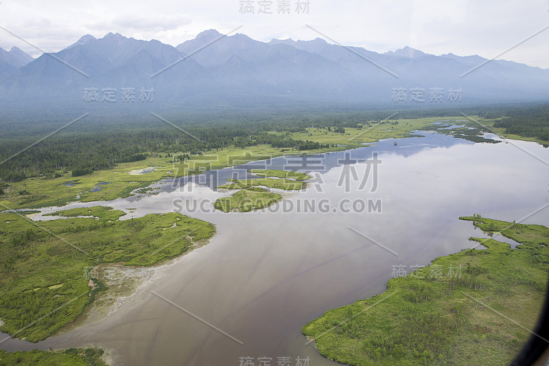 从高处看河流和湖泊