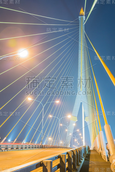 晚上的桥，泰国。