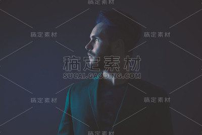 蓝色头发和棕色胡子的男人穿着绿色的衣服。