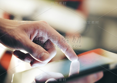 商人用手触摸数字触控板