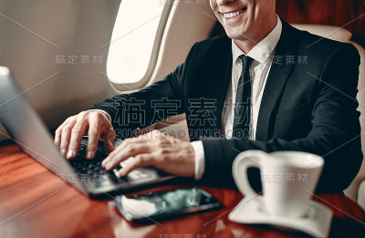 乘坐私人飞机的商人