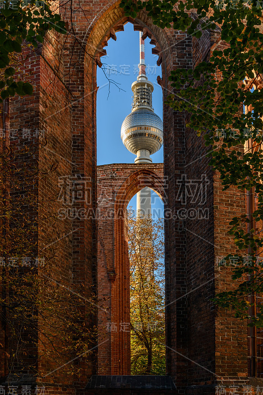 从前“Franziskaner-Klosterkirche”(方济会修道院教堂)的废墟到柏林电视塔