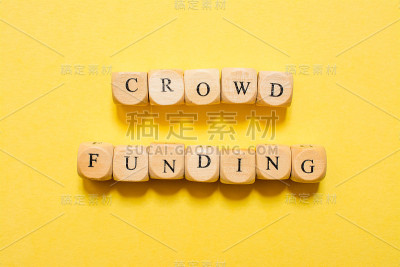 “众筹”一词，黄色背景上用骰子做的文字
