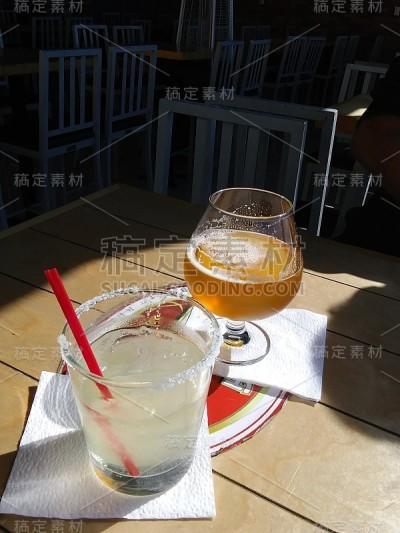 啤酒和鸡尾酒