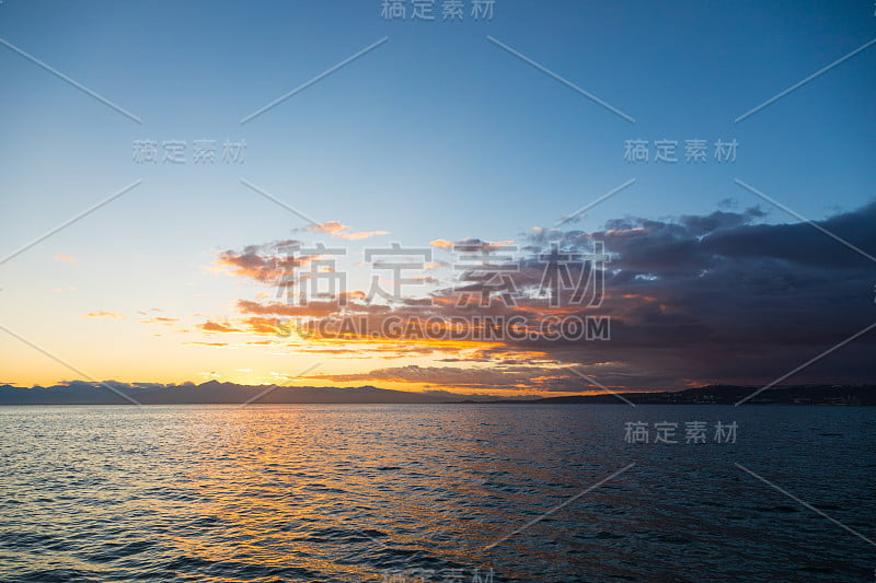 俄罗斯堪察加半岛阿瓦查湾上空的金色夕阳。