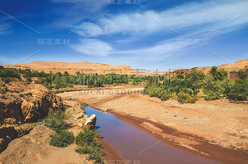 沙漠景观与阿特拉斯山脉附近卡斯巴艾特本哈杜，摩洛哥