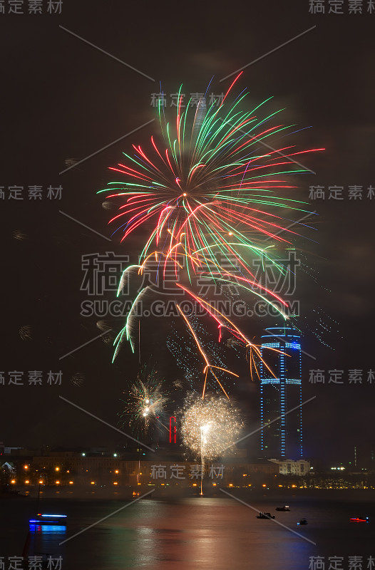 烟花在城市上空飞舞