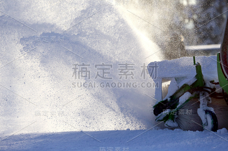 借助特殊机械清理城市街道积雪